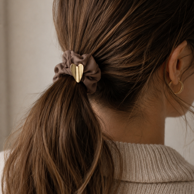 Elástico de cabelo castanho com coração dourado em cabelo castanho