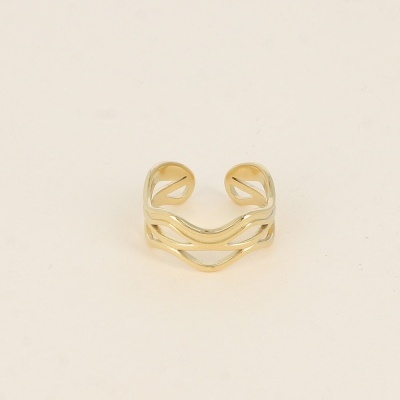 Anel dourado aberto com design entrelaçado