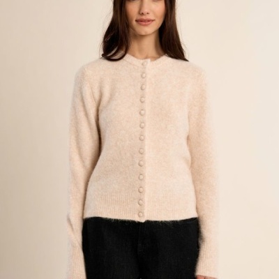 Camisola de malha creme com botões à frente e calças pretas largas