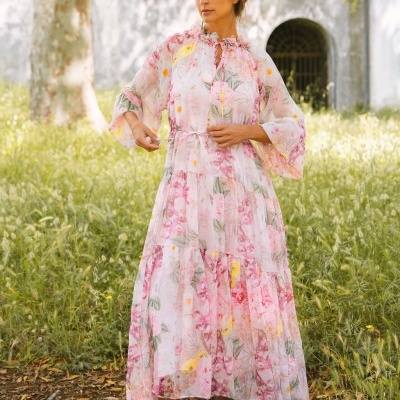 Vestido comprido floral com mangas largas e cordão na cintura