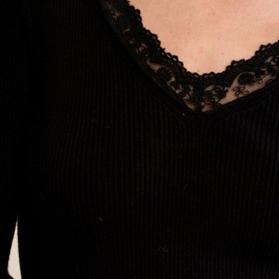 Blusa preta com decote em V e renda preta