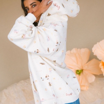 Sweatshirt branca com capuz e estampado infantil colorido