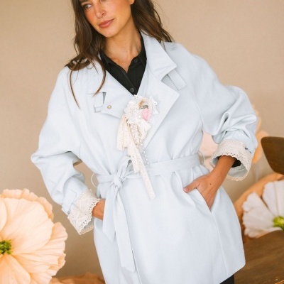 Casaco feminino branco com cinto e rendas nas mangas, ajustado ao corpo