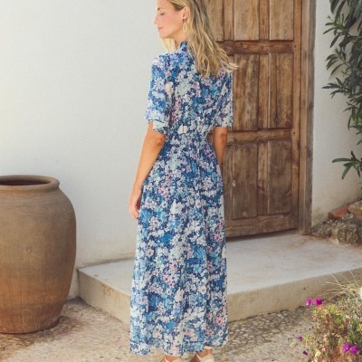 Vestido comprido floral azul, rosa e branco com mangas curtas e cintura elástica