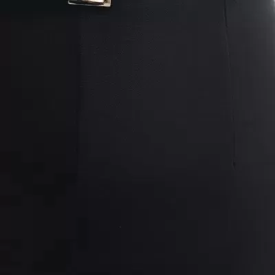 Cinto preto fino com fivela dourada em fundo preto