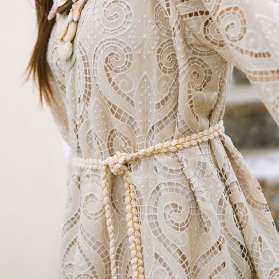 Vestido bege com bordados e cinto branco dourado