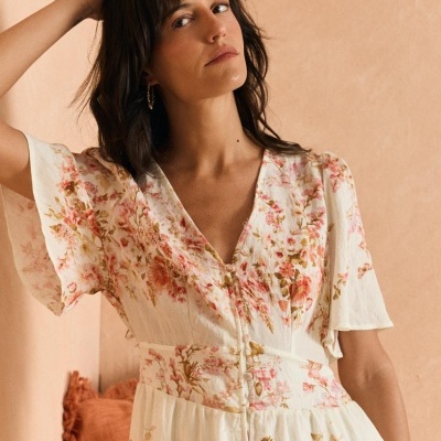 Vestido floral feminino com botões e manga curta em fundo pêssego