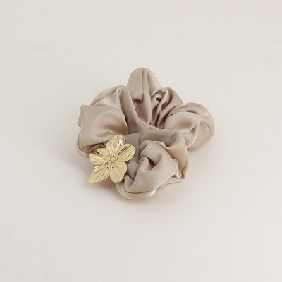 Elástico de cabelo scrunchie bege com flor dourada