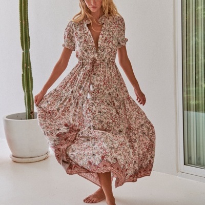 Vestido comprido floral com mangas curtas e decote em V em interior com cacto e janela.