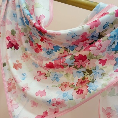 Lenço floral colorido pendurado numa barra metálica