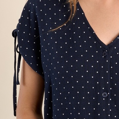Camisa azul escura com pontos brancos e botões azuis