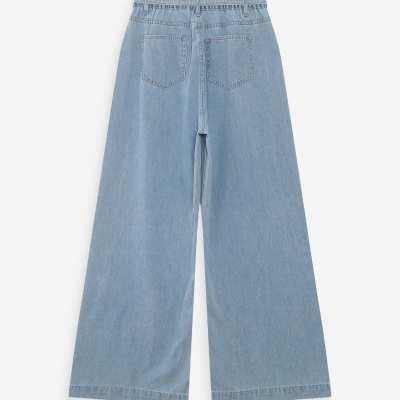 Calças de ganga azuis claras de corte largo vistas por trás