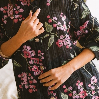 Camisa preta com flores bordadas rosa e folhas verdes