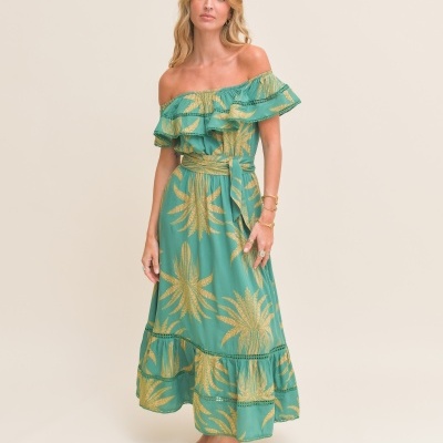 Vestido longo verde e dourado com folhos ombro a ombro e cinto.