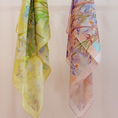 Lenços florais em tons amarelo e rosa pendurados