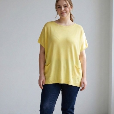 Mulher com camisola amarelo claro e calças de ganga