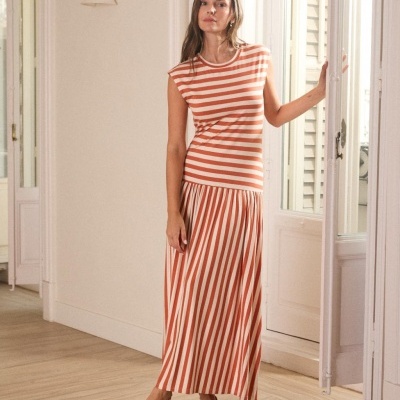 Vestido longo às riscas branco e laranja com parte superior e plissados na parte inferior