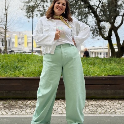 Mulher com roupa casual em ambiente exterior