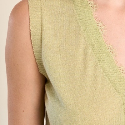 Parte superior de mulher verde clara com decote em V e renda