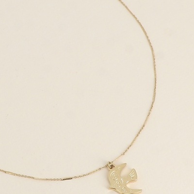 Colar dourado com pendente de pássaro decorado