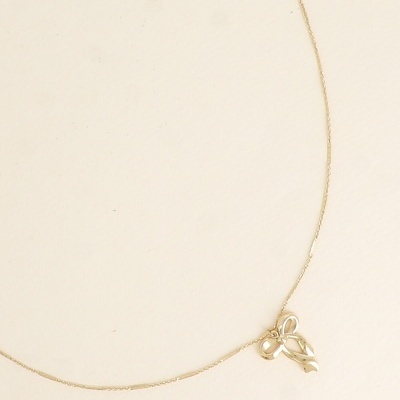 Colar fino dourado com pendente em forma de laço