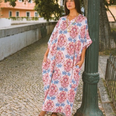 Vestido comprido floral vermelho, azul e branco com bolsos