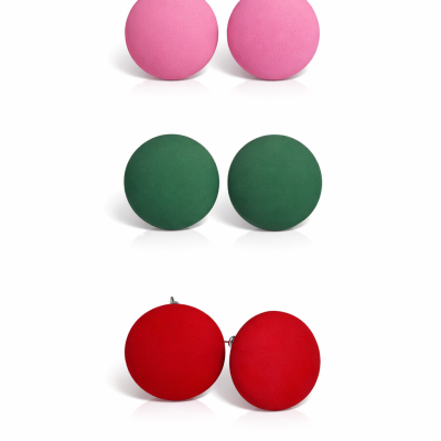 Três pares de brincos redondos coloridos