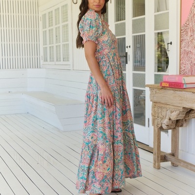 Vestido comprido floral colorido com mangas bufantes