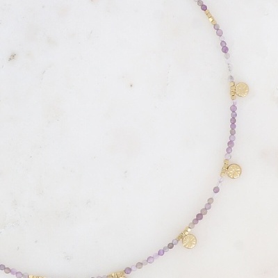 Colar de contas lilás e douradas com pequenos pendentes dourados em disco