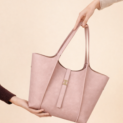 Mala de mão rosa claro com alças e fecho dourado