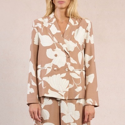 Casaco e calças rosa claro com flores brancas