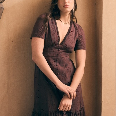 Vestido midi castanho com bordado inglês e decote em V