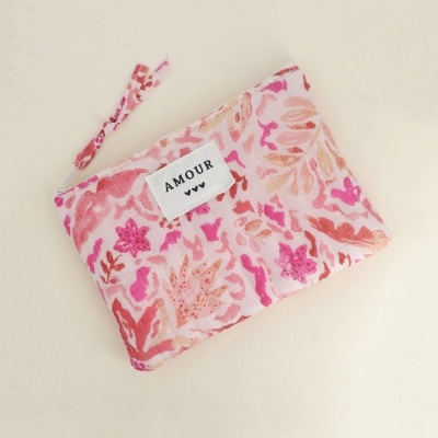 Necessaire floral rosa com etiqueta AMOUR