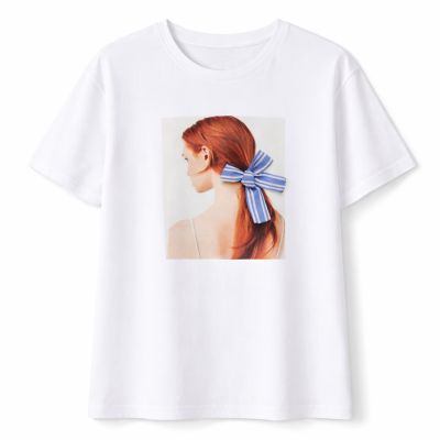 T-shirt branca com imagem frontal de mulher ruiva com laço azul às riscas