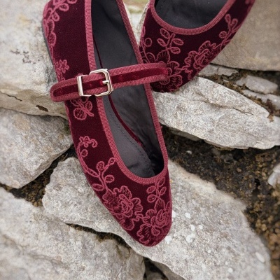 Sapatos Mary Jane bordeaux em veludo com bordado floral e fivela prateada