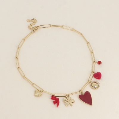 Colar dourado com vários pingentes coloridos e dourados em fundo claro.