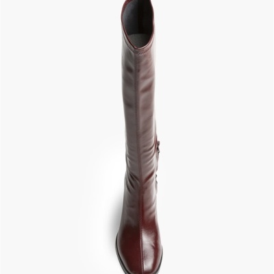 Bota feminina alta castanha de couro vista de cima