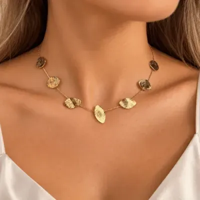 Colar dourado com pendentes ovalados texturizados
