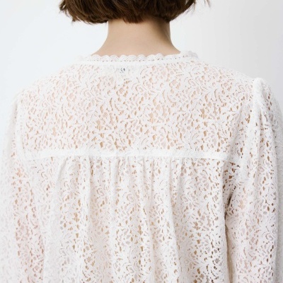 Roupa branca de renda com padrão floral vista de costas