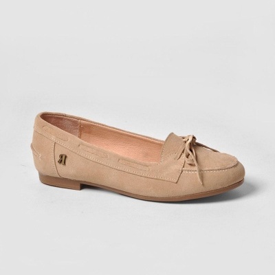 Mocassim feminino bege em camurça com laço frontal e logo metálico R