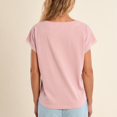 Camisola rosa de manga curta com renda vista de costas