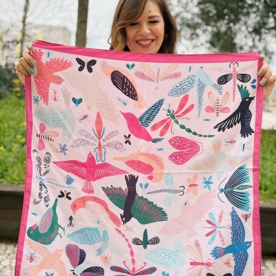 Lenço quadrado colorido com padrão de pássaros e borboletas em rosa, azul e verde