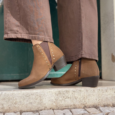 Botins de camurça castanha com rebites e salto de bloco