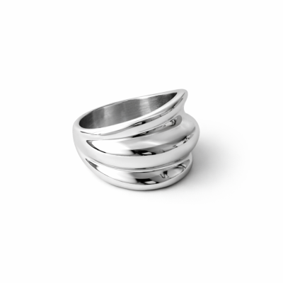 Anel prateado metálico ondulado em fundo branco