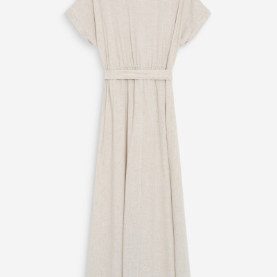 vestido comprido bege claro com cinto e mangas curtas largas