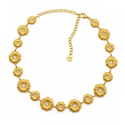 Colar dourado com flores e pedras brancas no centro