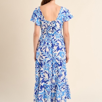 Vestido comprido floral azul e branco com decote nas costas e sandálias