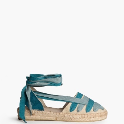 Alpercata bege com fitas azuis e sola de juta em fundo branco