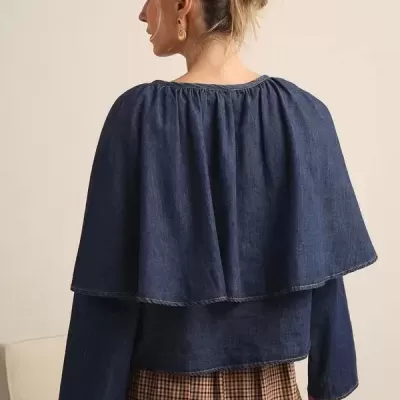 Blusa azul escura estilo capa vista de costas