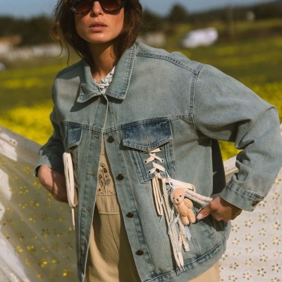 Casaco denim azul claro com detalhes e chaveiro ursinho